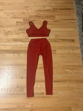SET ACTIVE AIRLUXE BREATHE CONTRAST WRAP BRA AND HIGH RISE LEGGINGS IN SNAPPER